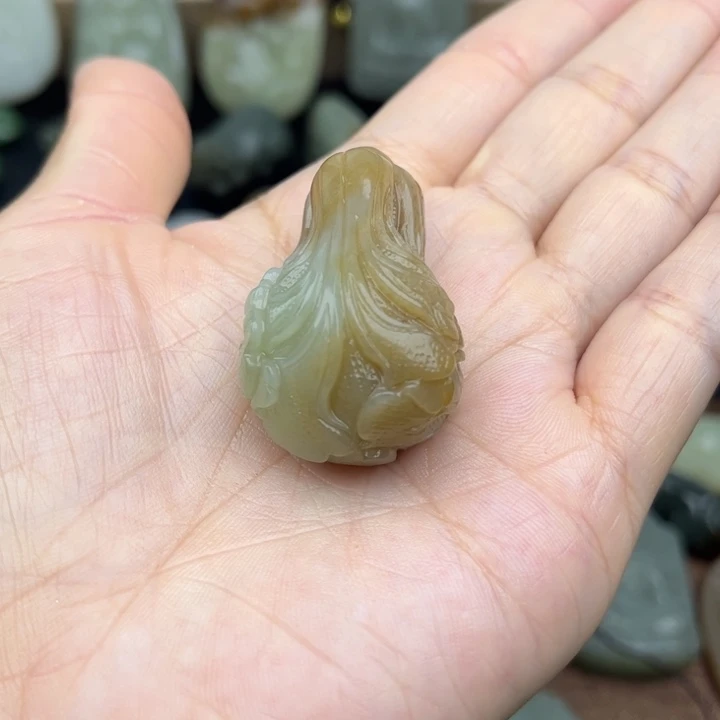 和田玉未镶嵌颈饰小**。