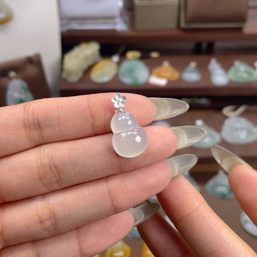 翡翠颈饰未镶嵌差****?翡翠