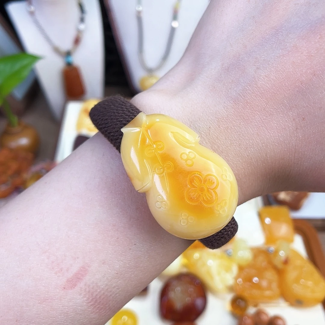 未镶嵌琥珀珠宝奇石。