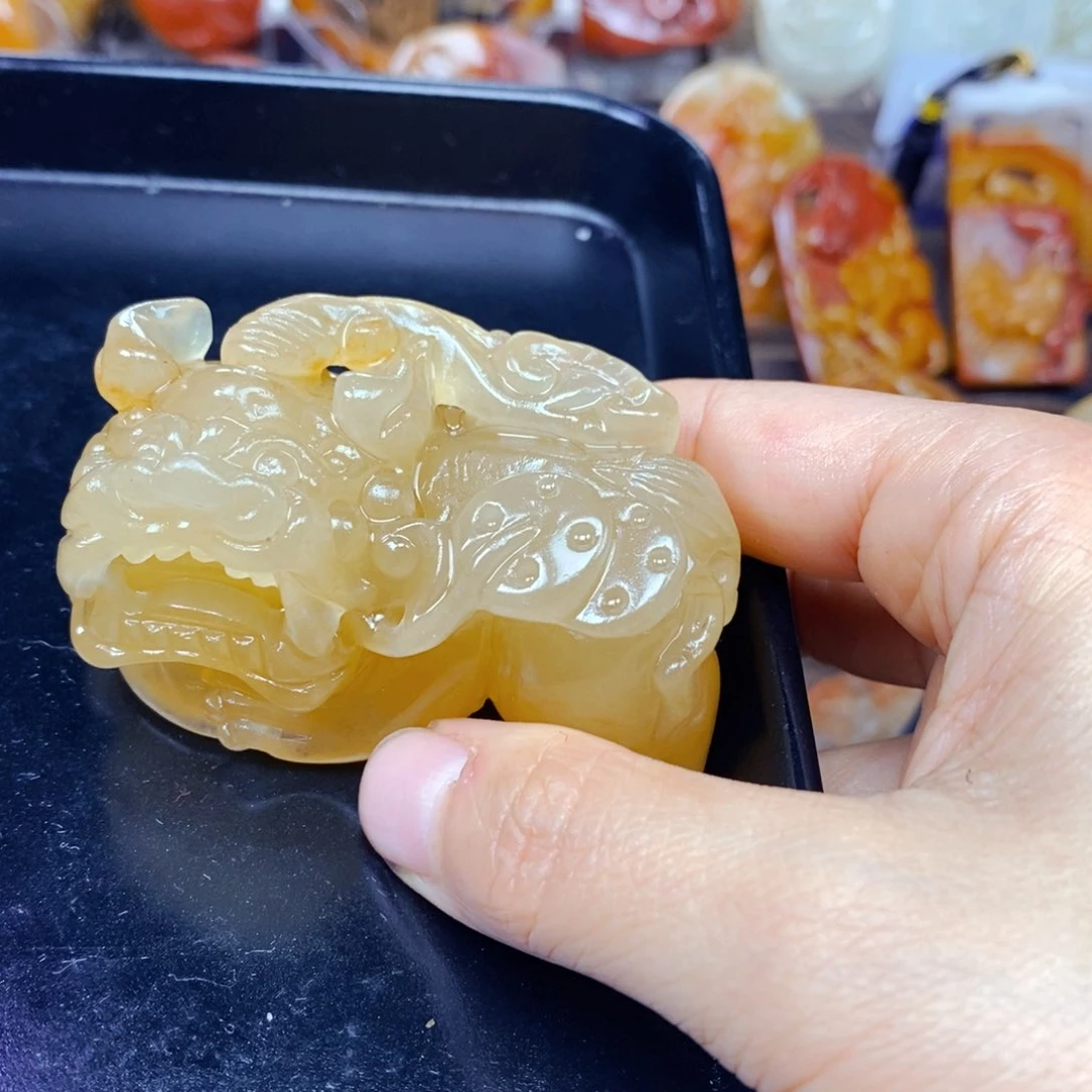 石英质玉（黄龙玉）未镶嵌颈饰