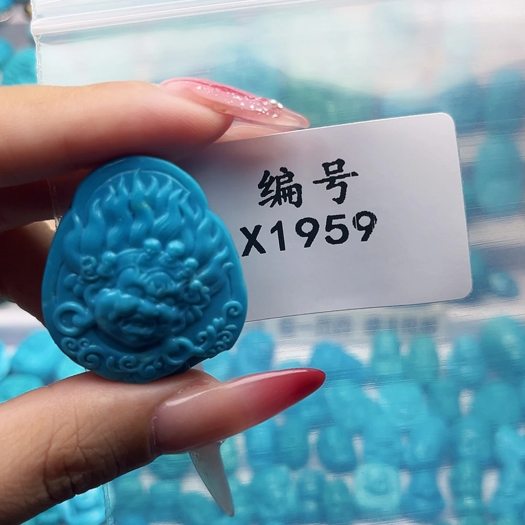 小***色绿松石未镶嵌天然原矿雕刻绿松石