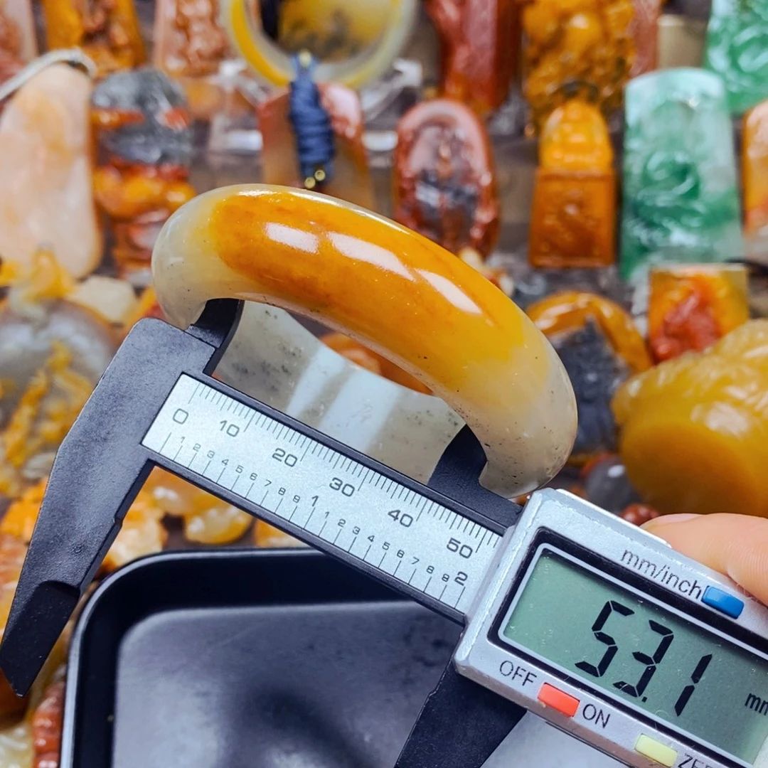 石英质玉（黄龙玉）未镶嵌颈饰