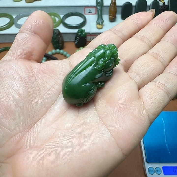 和田玉未镶嵌颈饰俄碧阳绿33克