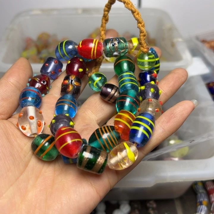 玻璃颈饰1962。 梗子一包