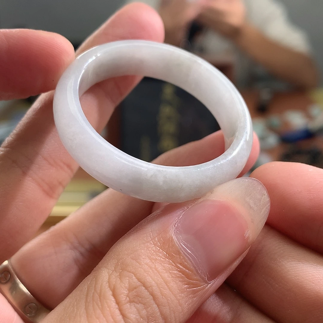 翡翠未镶嵌颈饰有点裂