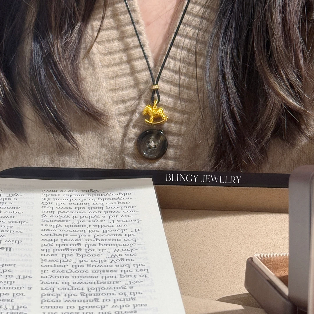 非金属布艺项链 「镀k金」快乐摇摇马吊坠项链