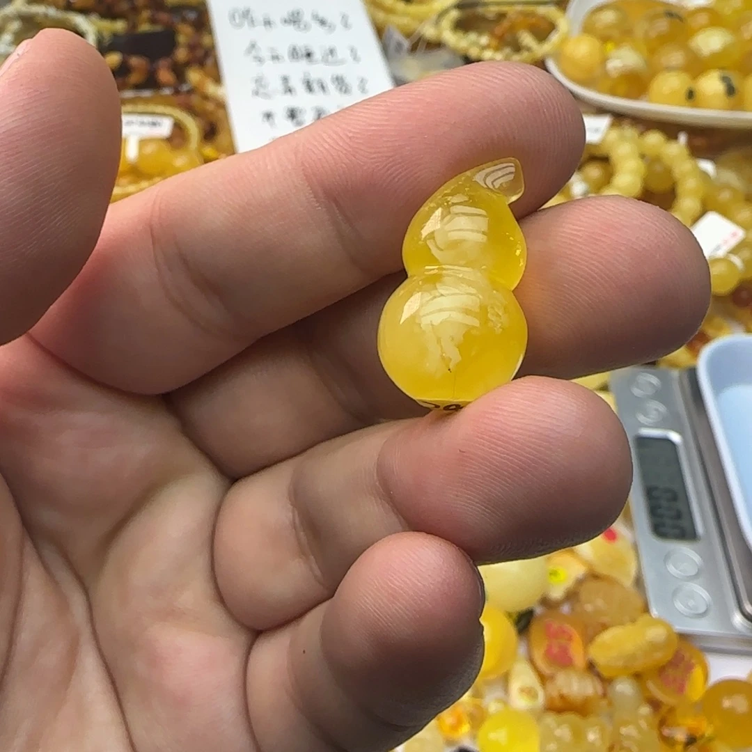 琥珀未镶嵌裸石2.2克有瑕01