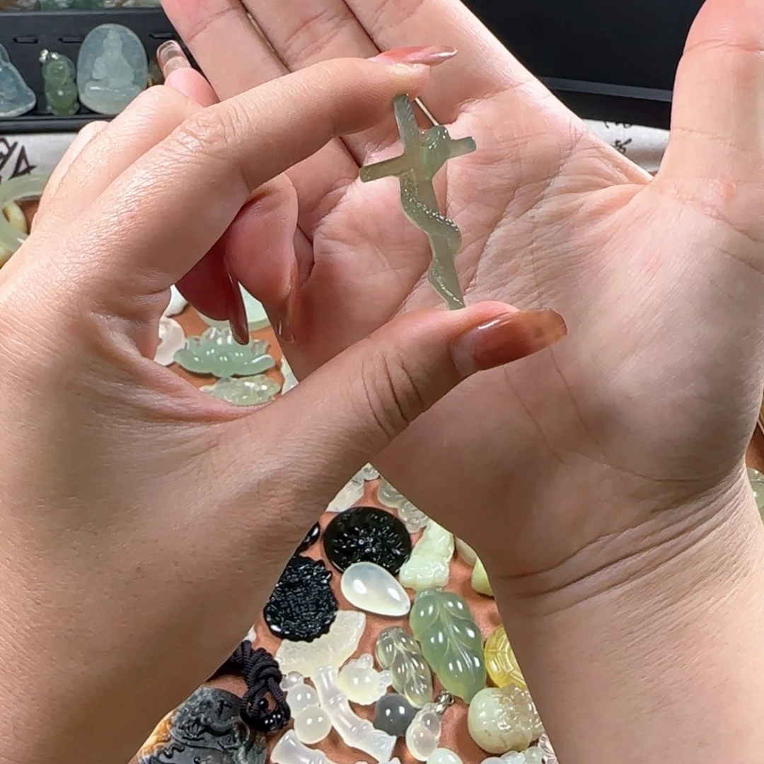 蛇纹石玉颈饰未镶嵌十字架蛇