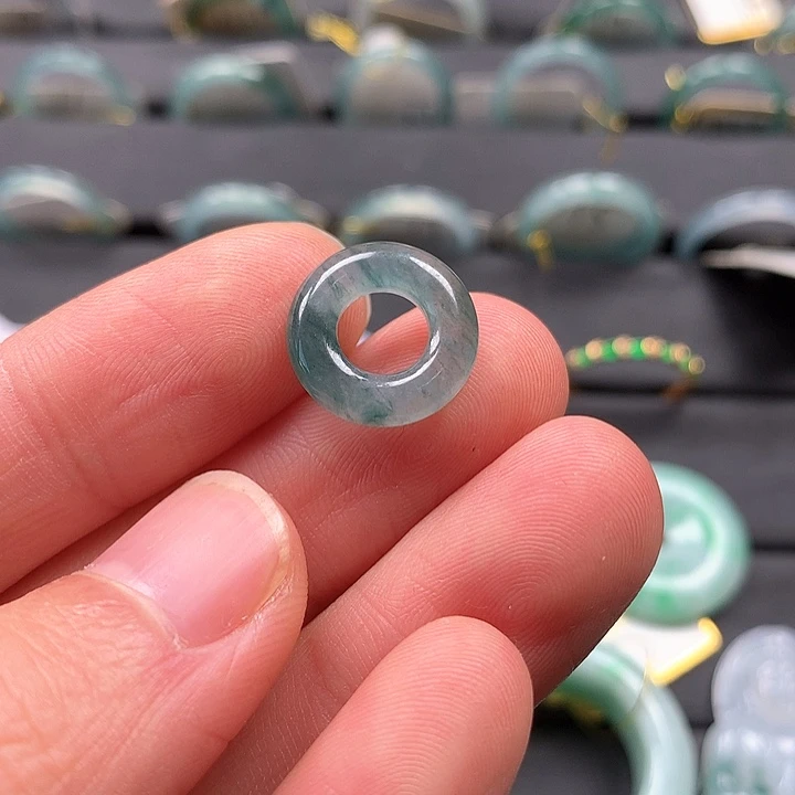 翡翠颈饰未镶嵌平安扣