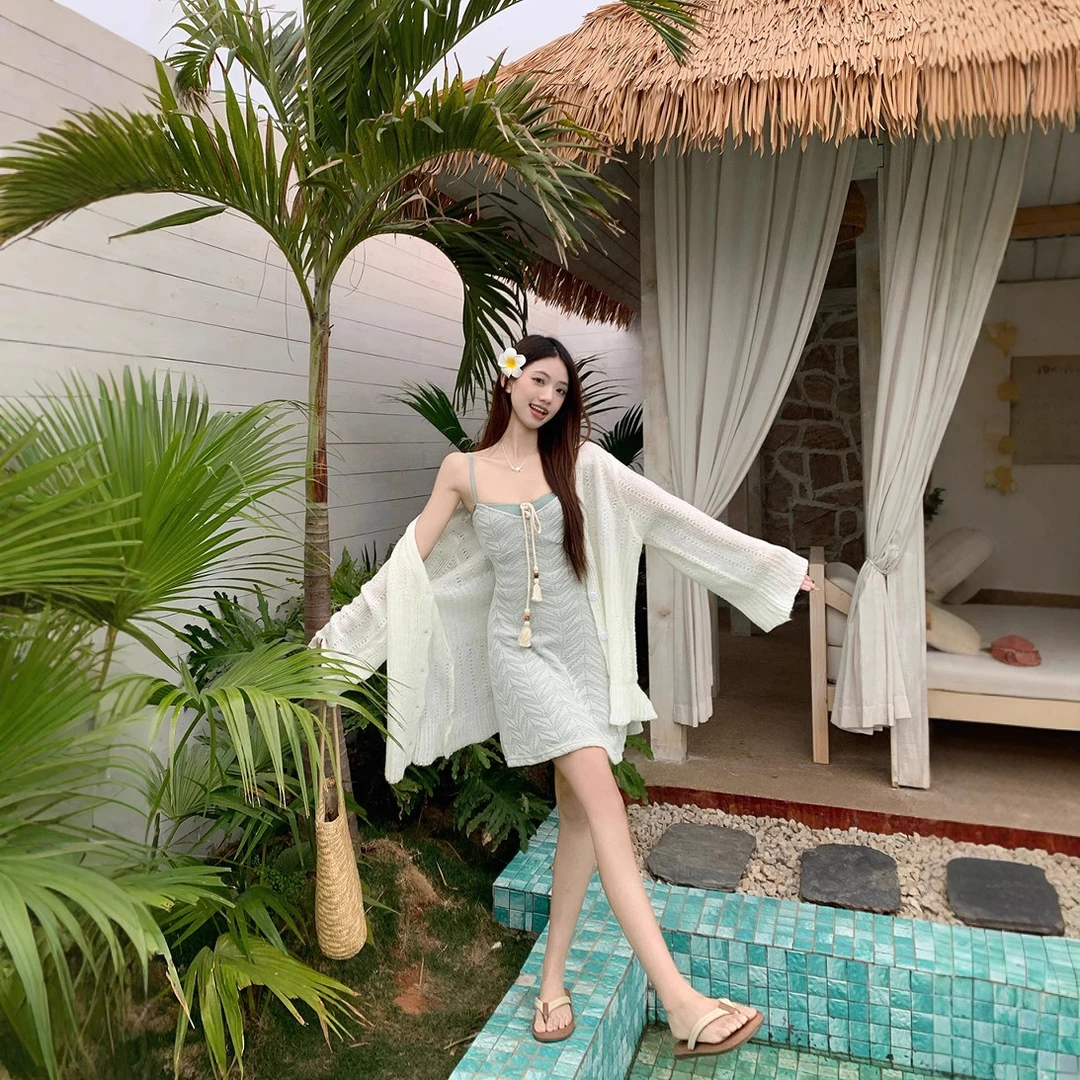 2025年新薄雾春日温与柔暗纹手工串珠假两件吊带连衣裙+针织外套