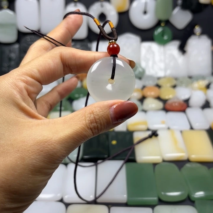 石英质玉（金丝玉）未镶嵌颈饰