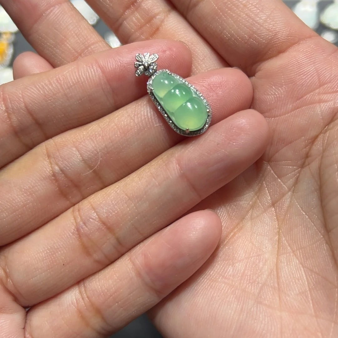 翡翠颈饰18K金镶嵌荔*姐吊坠