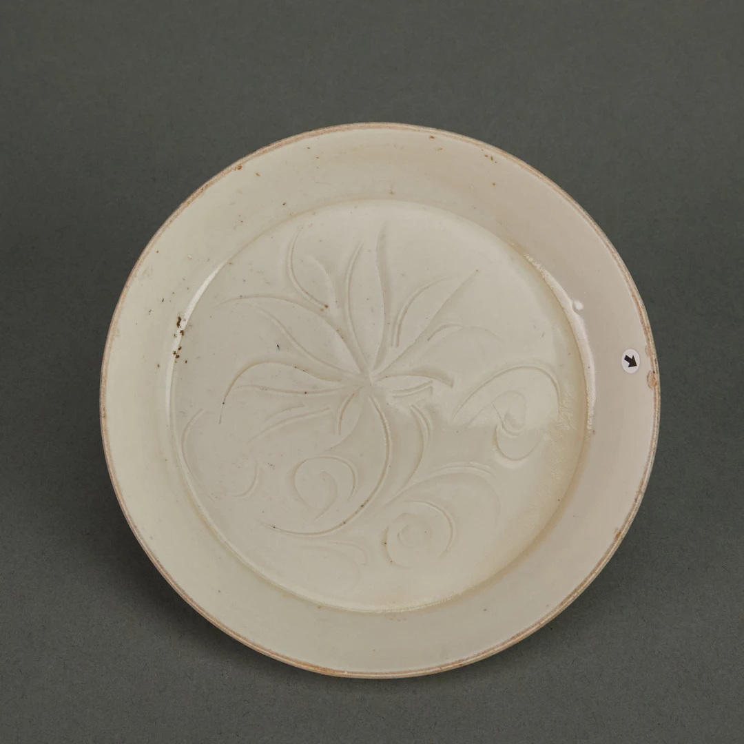 LOT 120524白釉刻花卉平底洗