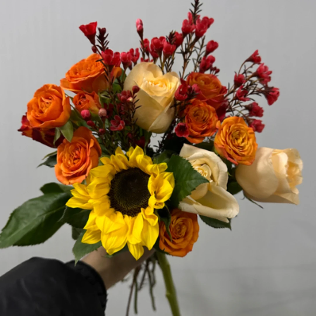 山东省内鲜花速递向日葵玫瑰腊梅共10枝