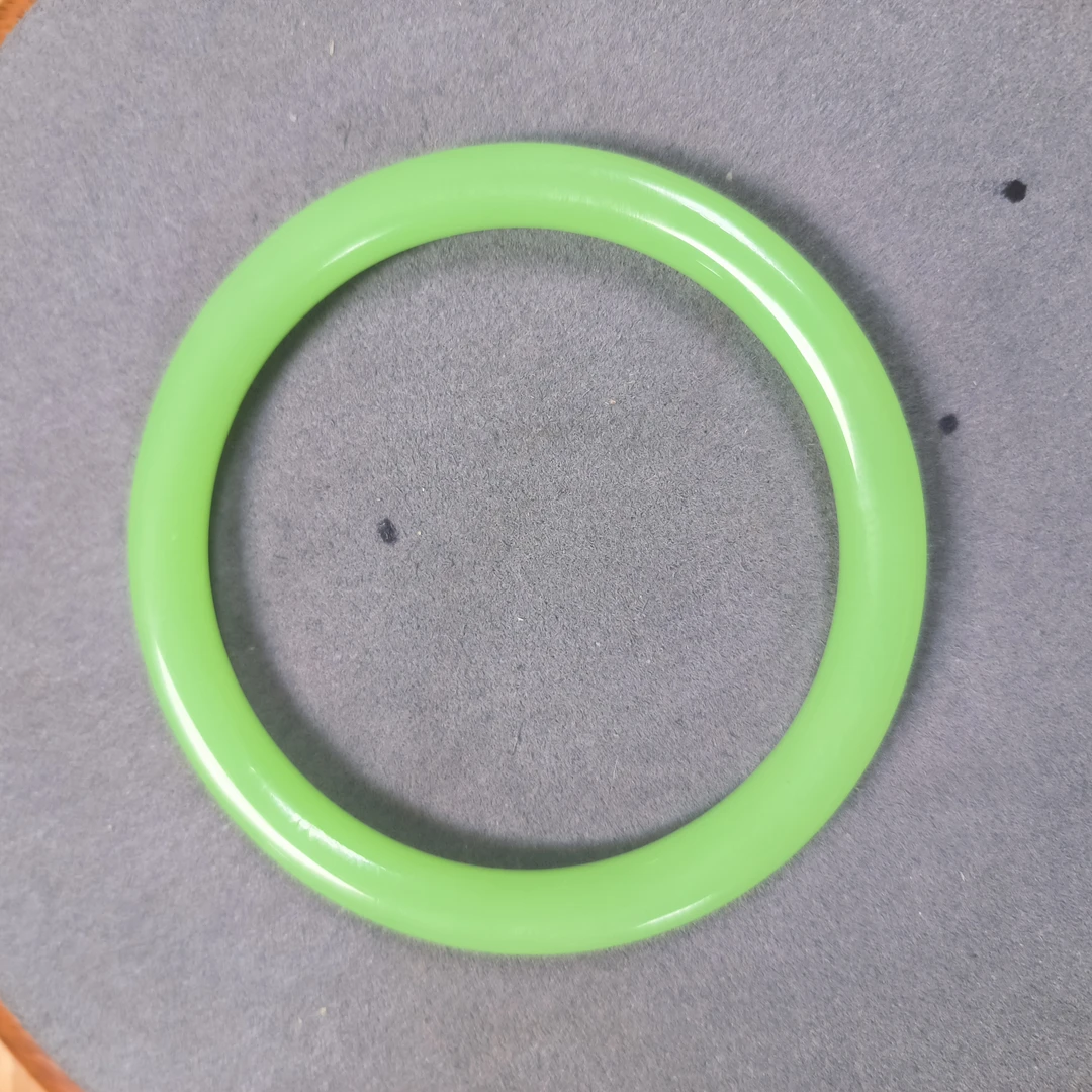 1313号苹果绿圆条手镯