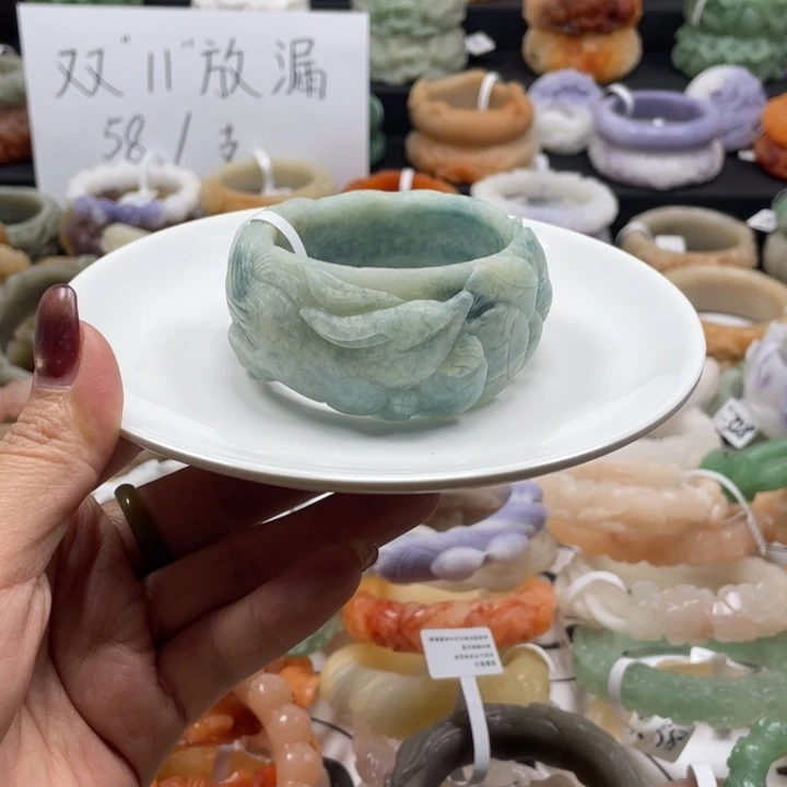 翩***舞石英质玉未镶嵌手镯