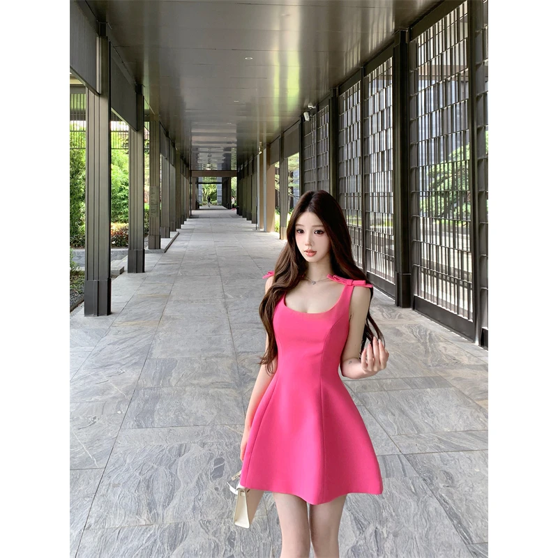 玫红色显白气质吊带连衣裙女2025新款蝴蝶结收腰显瘦A字背心短裙