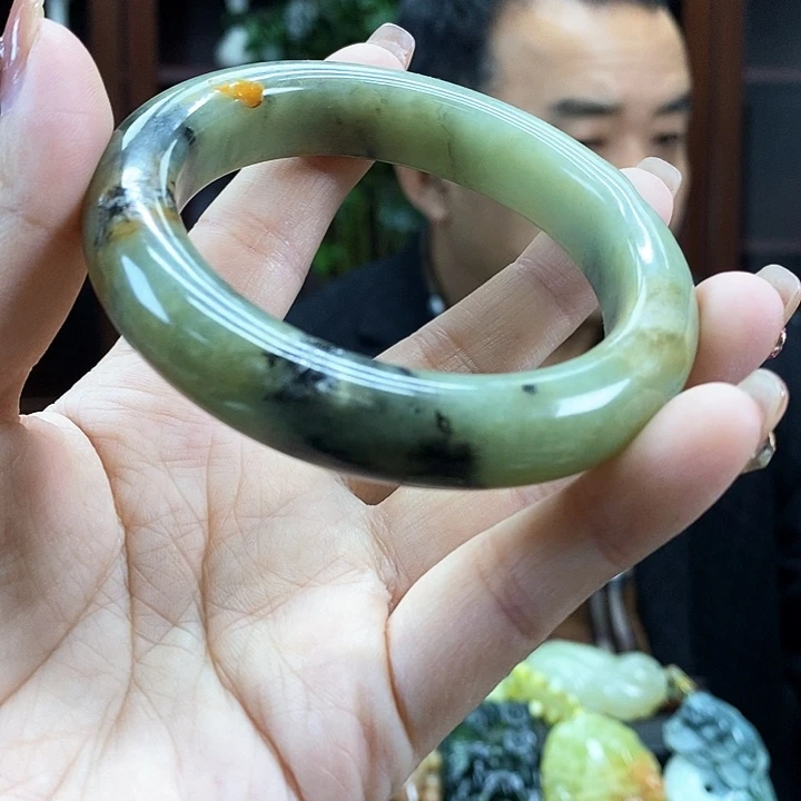 蛇纹石玉吊坠未镶嵌