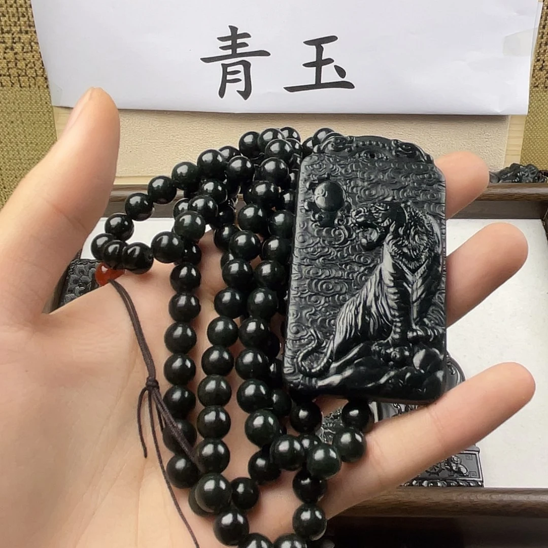 白***彩和田玉未镶嵌颈饰