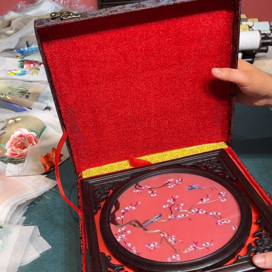 刺绣时*纯手工打造一位