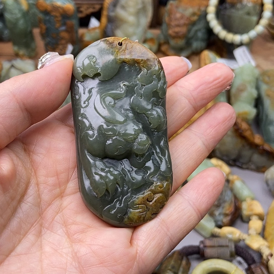 岫岩河磨玉（透闪石质玉）挂坠未镶嵌漠**踪