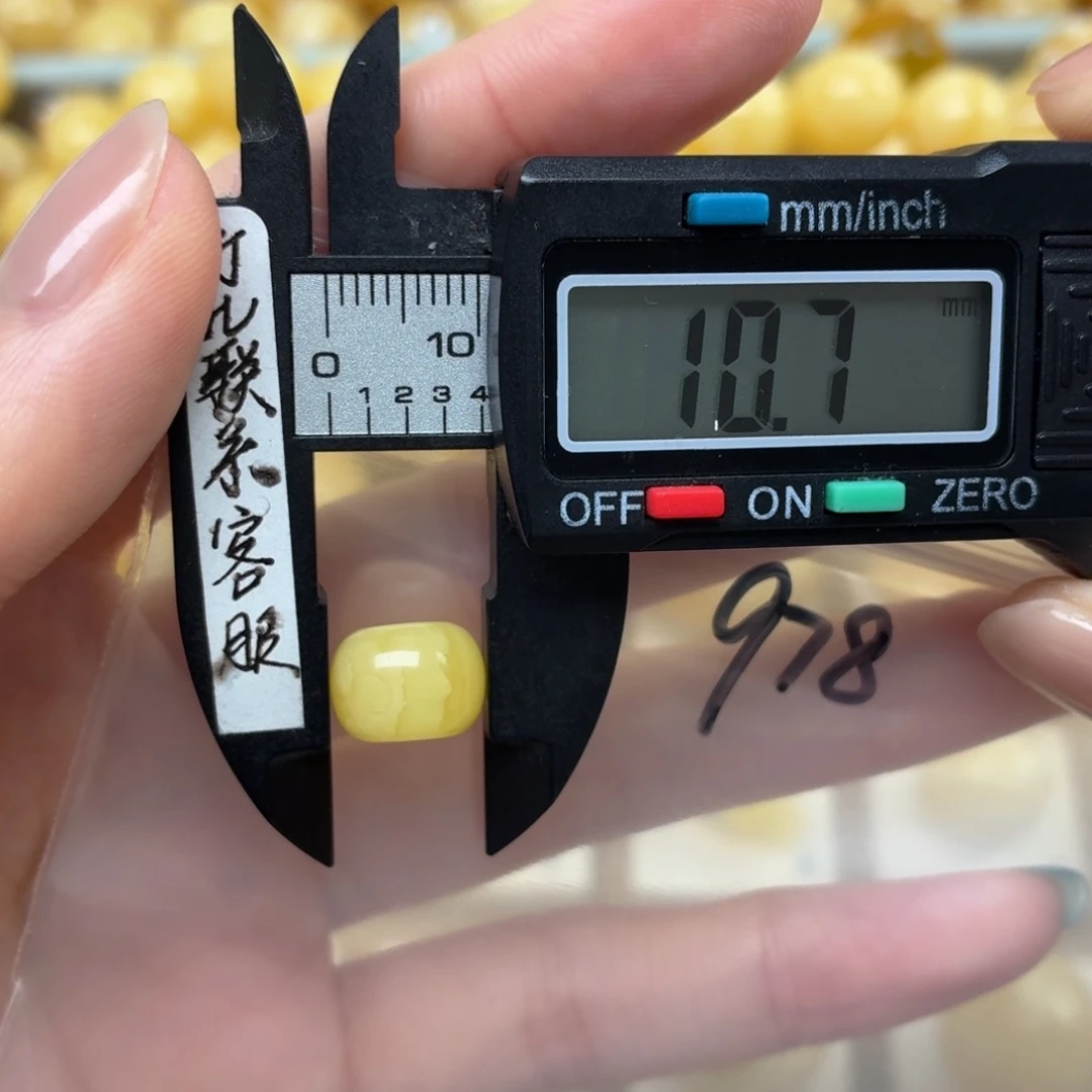 郭***饼裸石蜜蜡未镶嵌蜜蜡