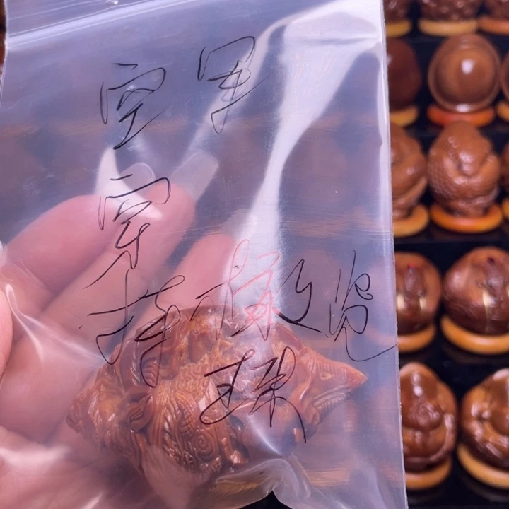 橄榄核把件空****将橄榄雕刻