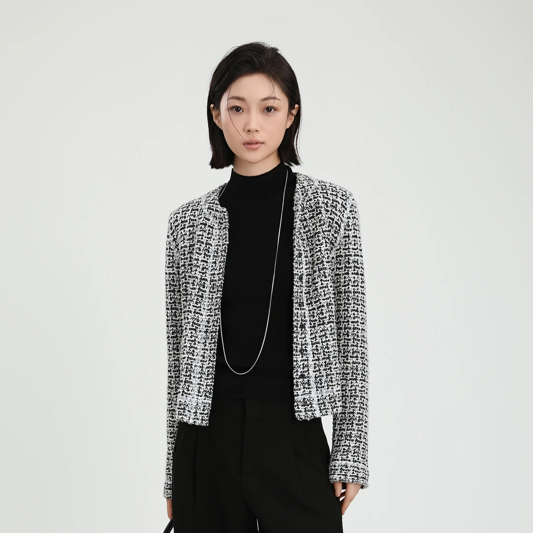 “穿行巴黎 25年春款定纺强捻棉混纺编织正肩合身小香外套XYX81704