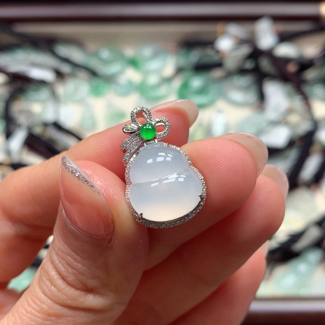 翡翠未镶嵌颈饰葫芦