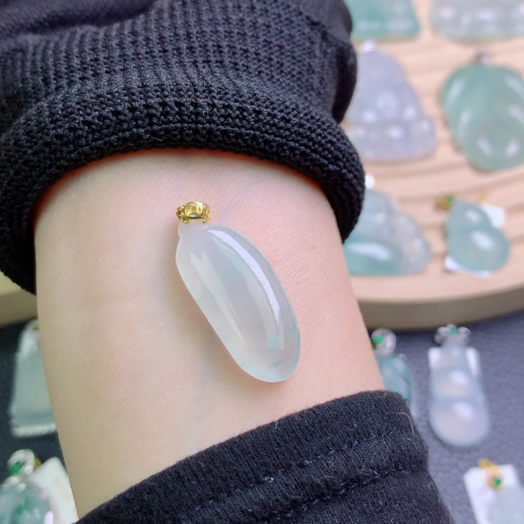 翡翠18K金镶嵌颈饰吊坠