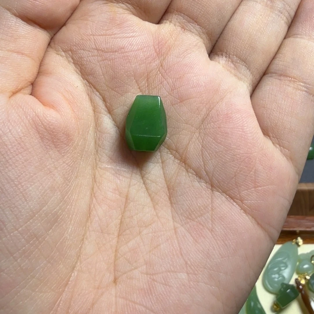 和田玉未镶嵌颈饰石*碧玉八楞