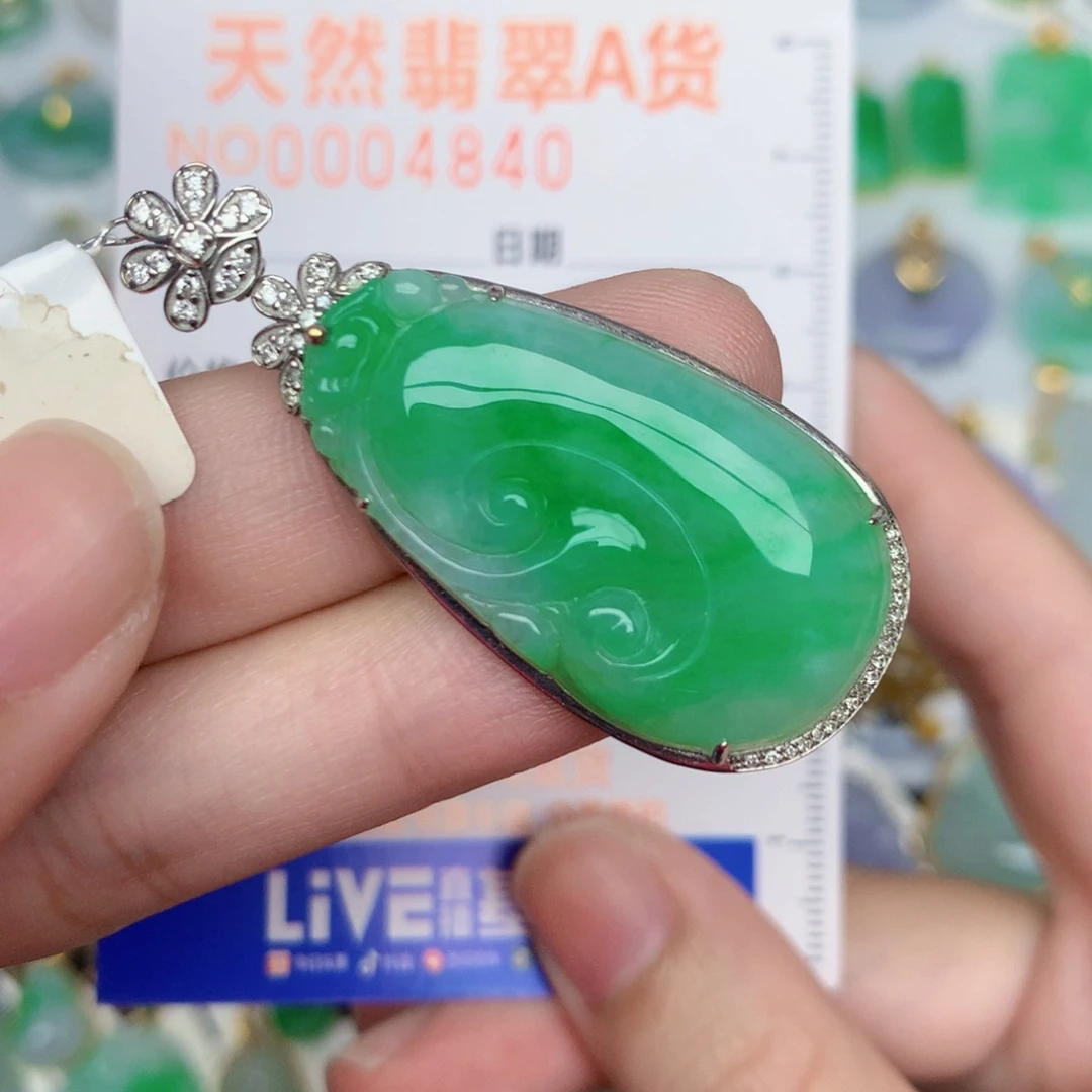 翡翠18K金镶嵌颈饰如意