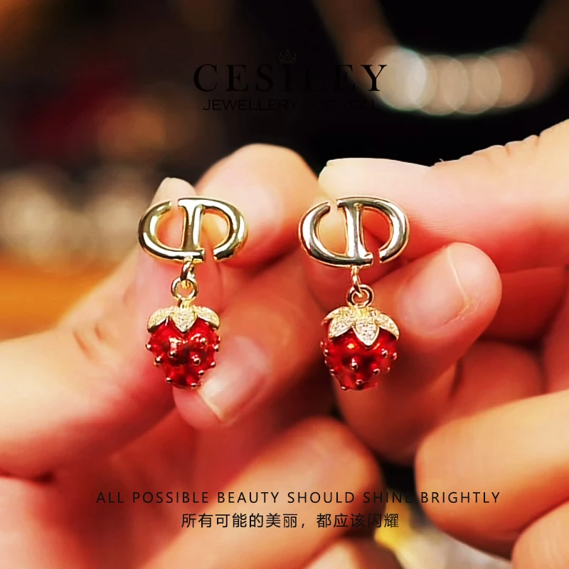 铜合金耳饰 草莓D家字母耳环DTA1022