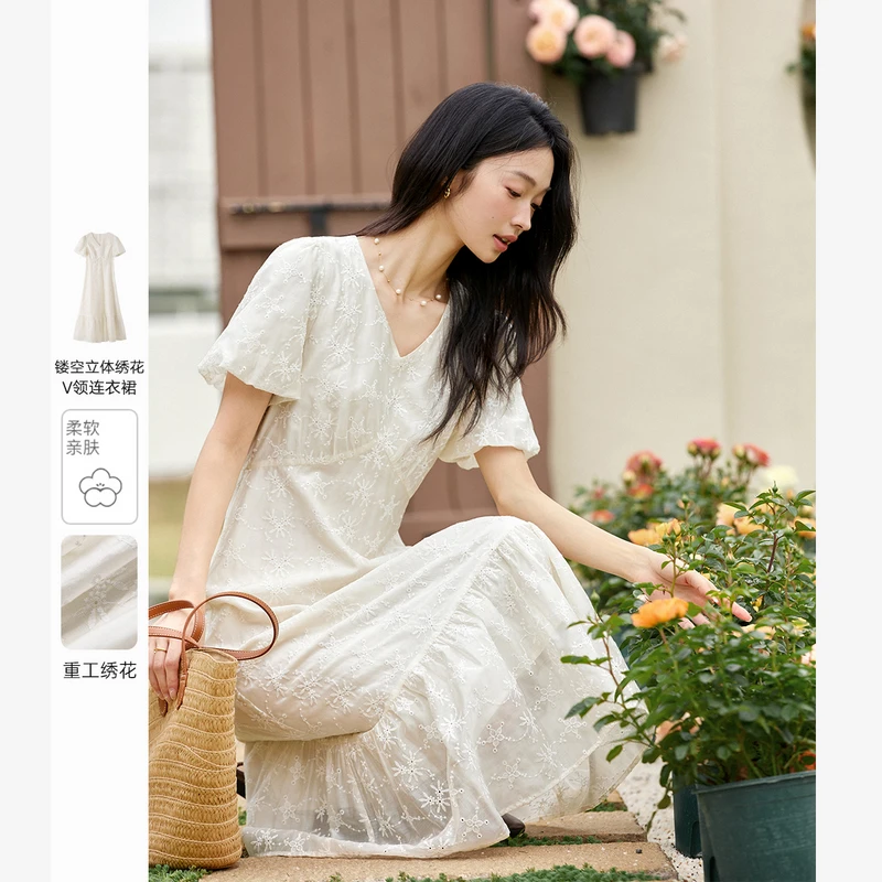 法式V领白色连衣裙女2025夏季新款镂空立体绣花泡泡袖长裙A1701