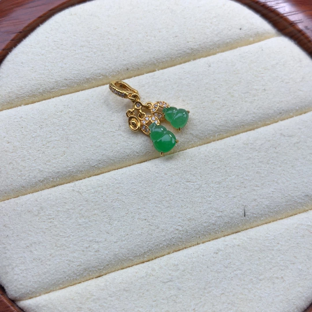 翡翠18K金镶嵌颈饰绿葫芦滴溜