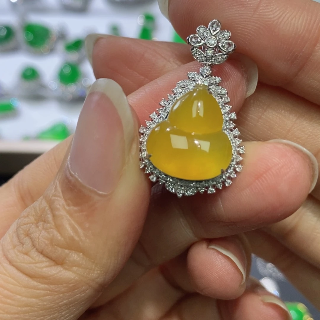 翡翠18K金镶嵌颈饰缅甸