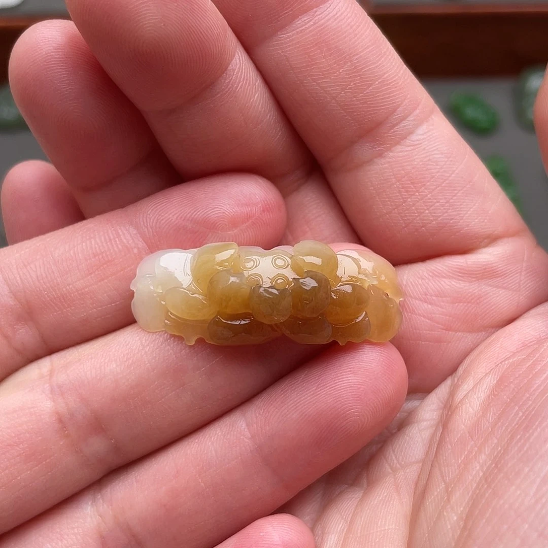 和田玉未镶嵌颈饰莲花手牌