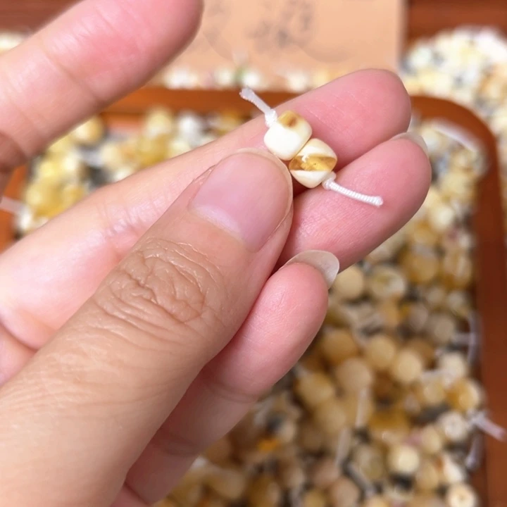 蜜蜡未镶嵌裸石6.4mm一对