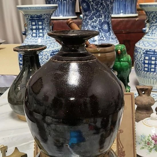 无***为玻璃颈饰一个三圈黑釉罐子