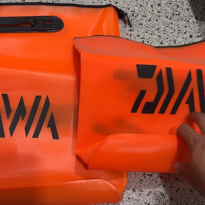 两个手提袋一大一小