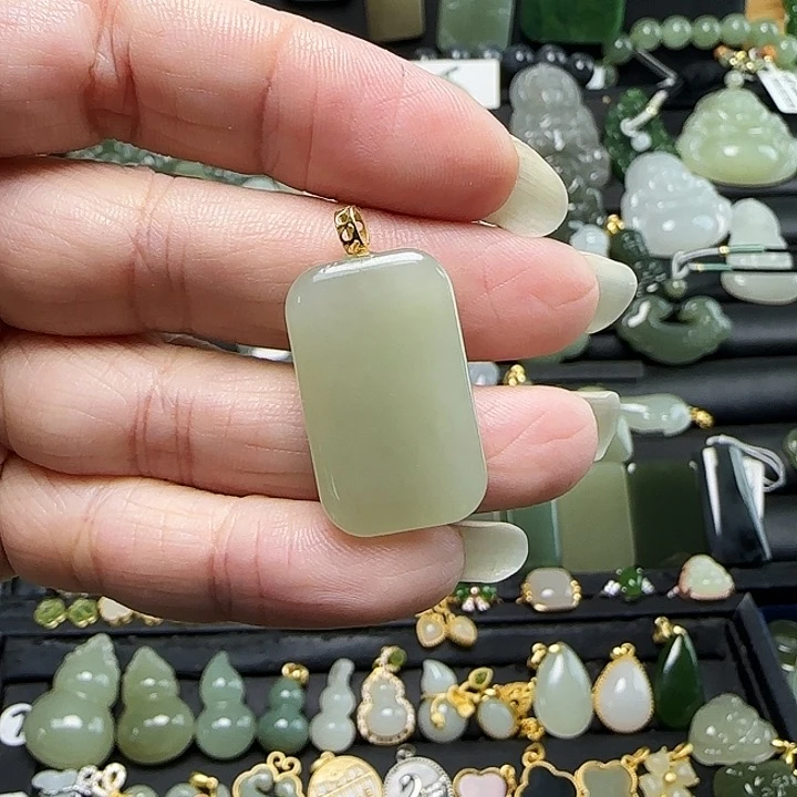 颈饰18K金镶嵌和田玉安**