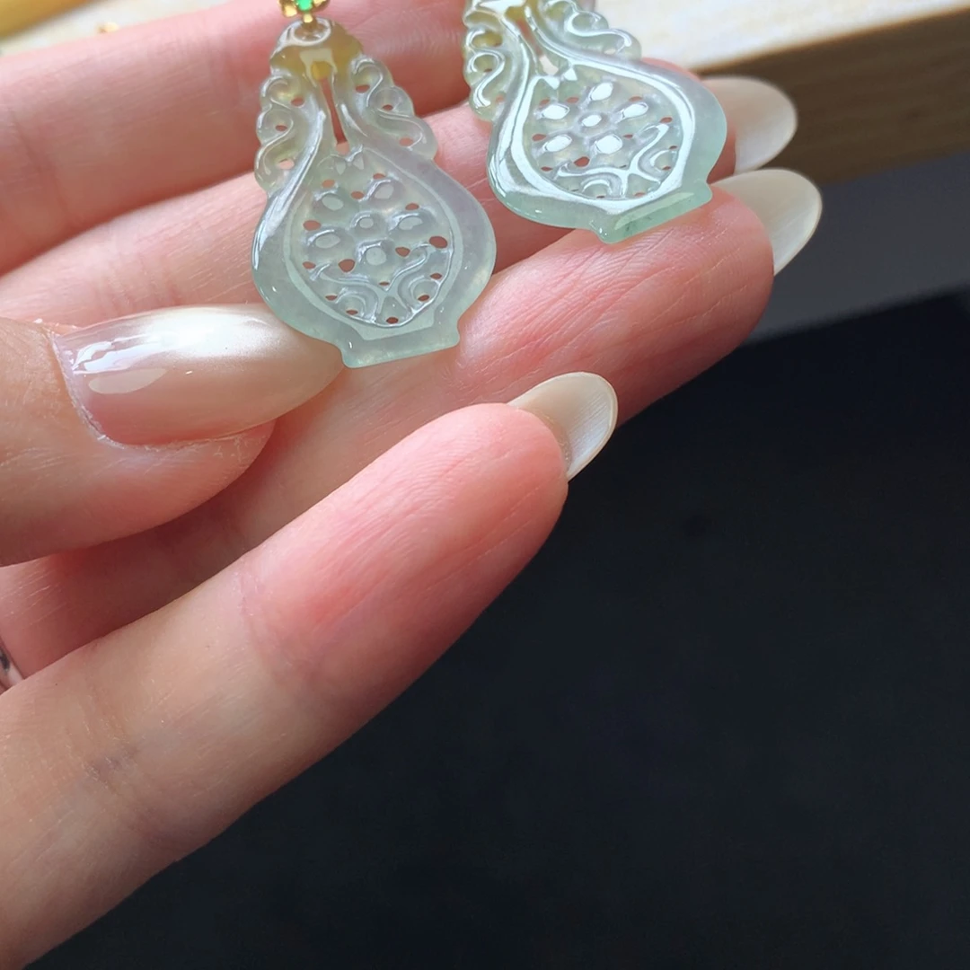 翡翠18K金镶嵌颈饰吊坠