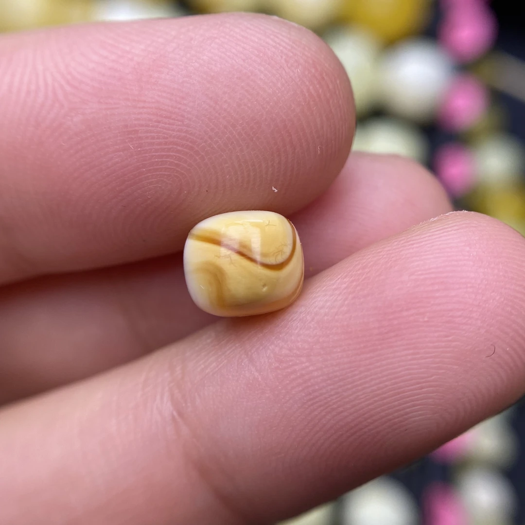 蜜蜡沁色小白蜡老型配饰7.6×6.5mm，颜色好看，很精致，支持复检