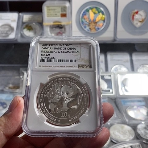 纯银万*。Ngc 69分2005年工商银行加字猫无盒证