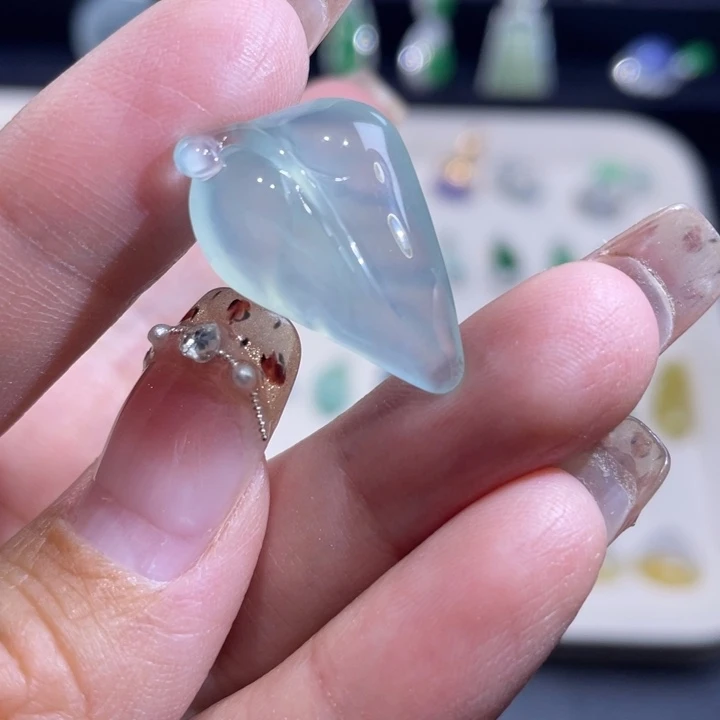 翡翠未镶嵌颈饰叶子