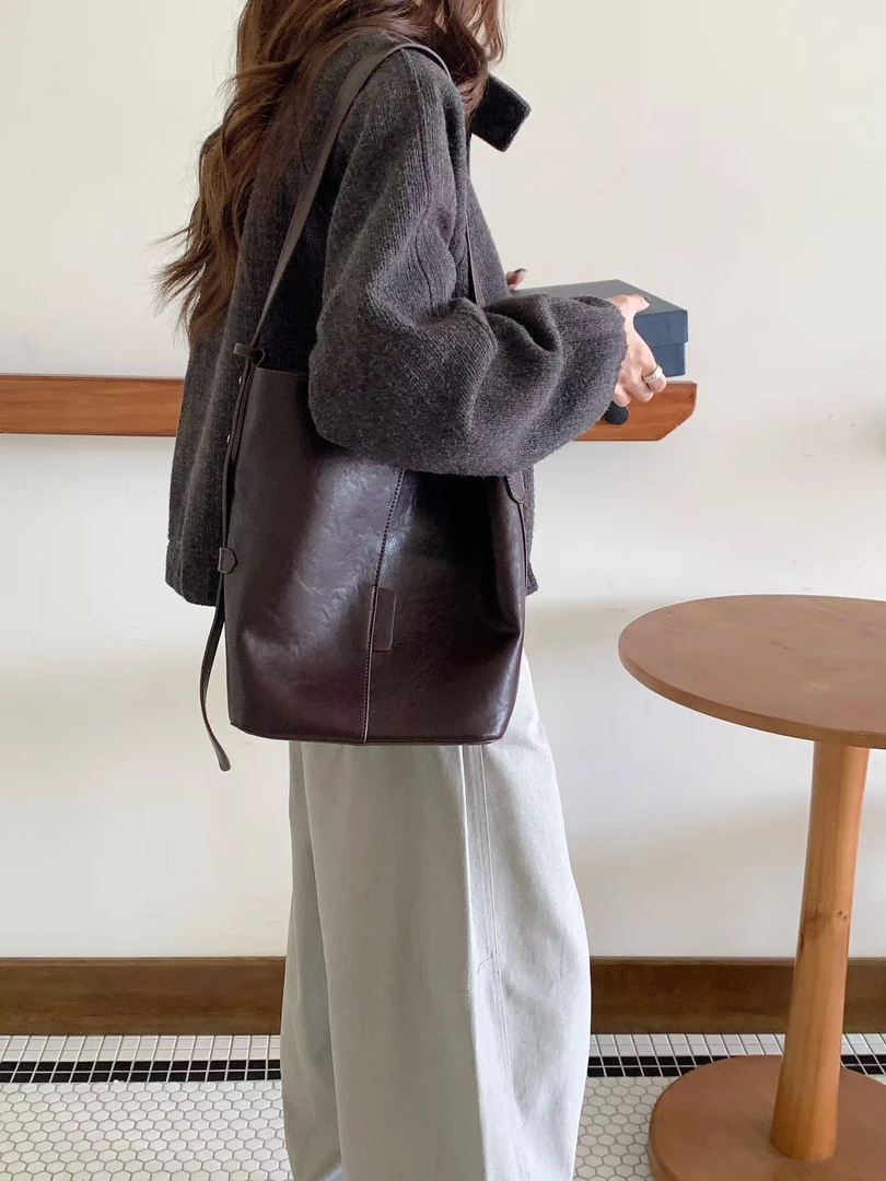竹笋喵喵 韩系绒面大容量水桶包女2025秋冬松弛感小众通勤单肩包
