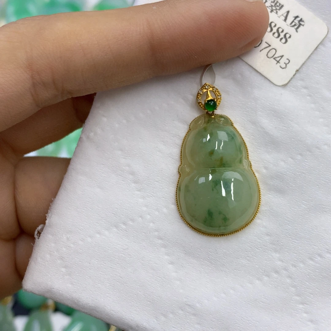 翡翠18K金镶嵌颈饰