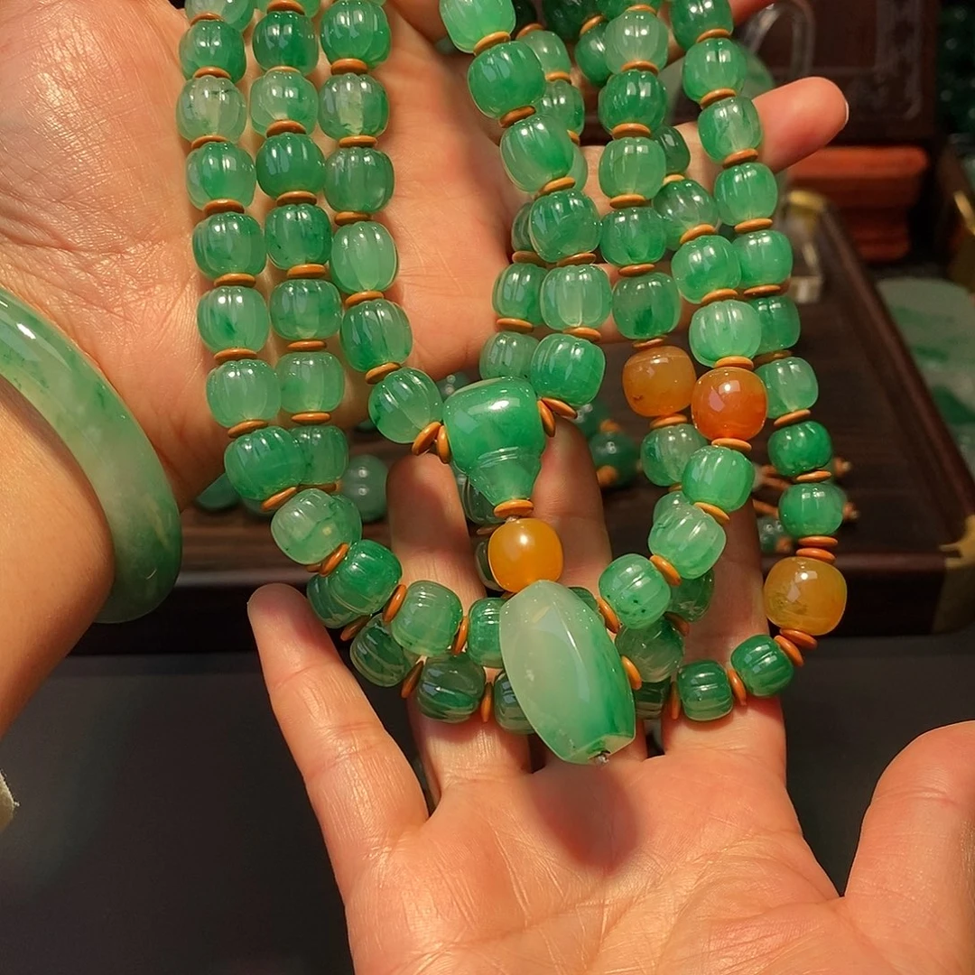 朵***人石英质玉（非洲翠）未镶嵌串