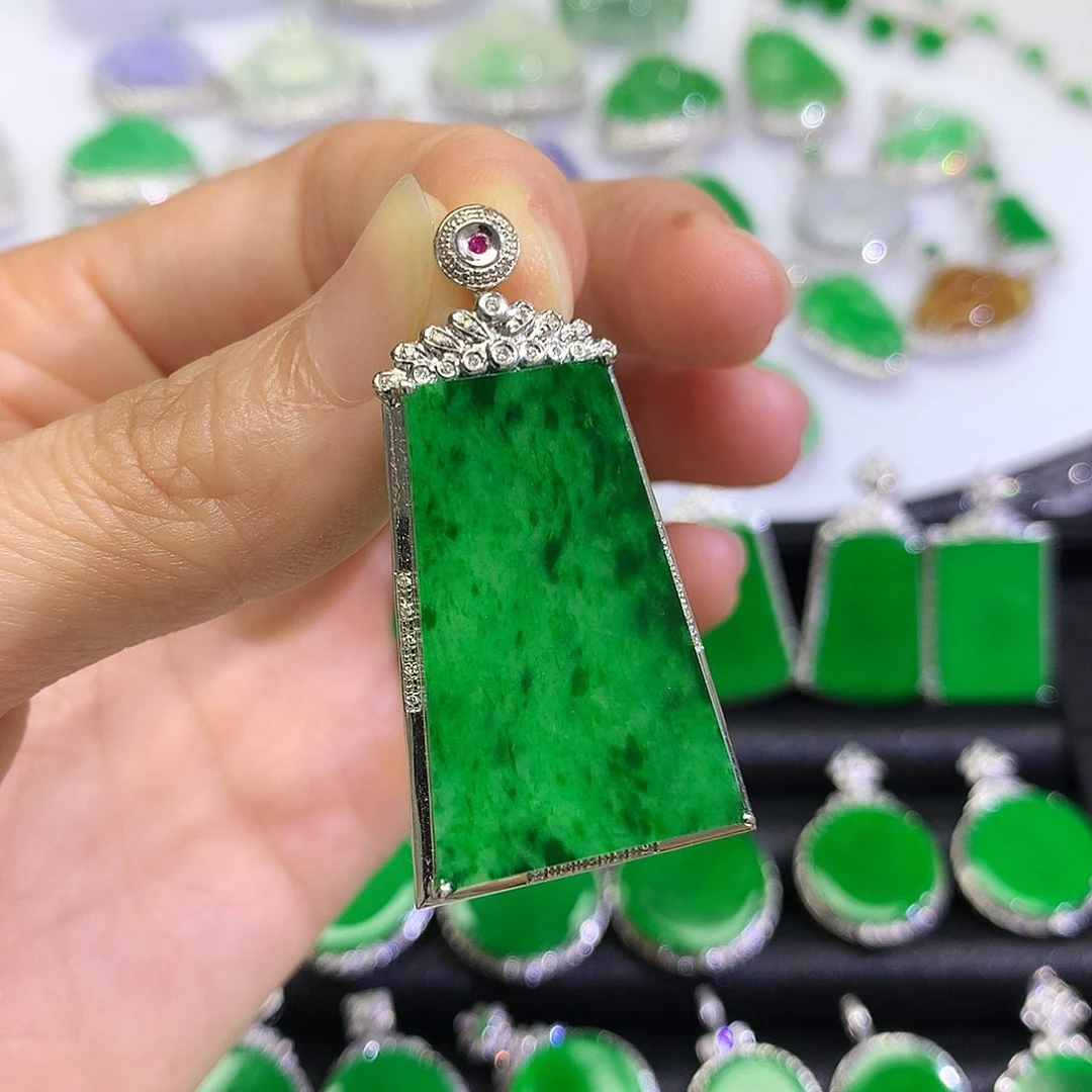 翡翠18K金镶嵌颈饰吊坠