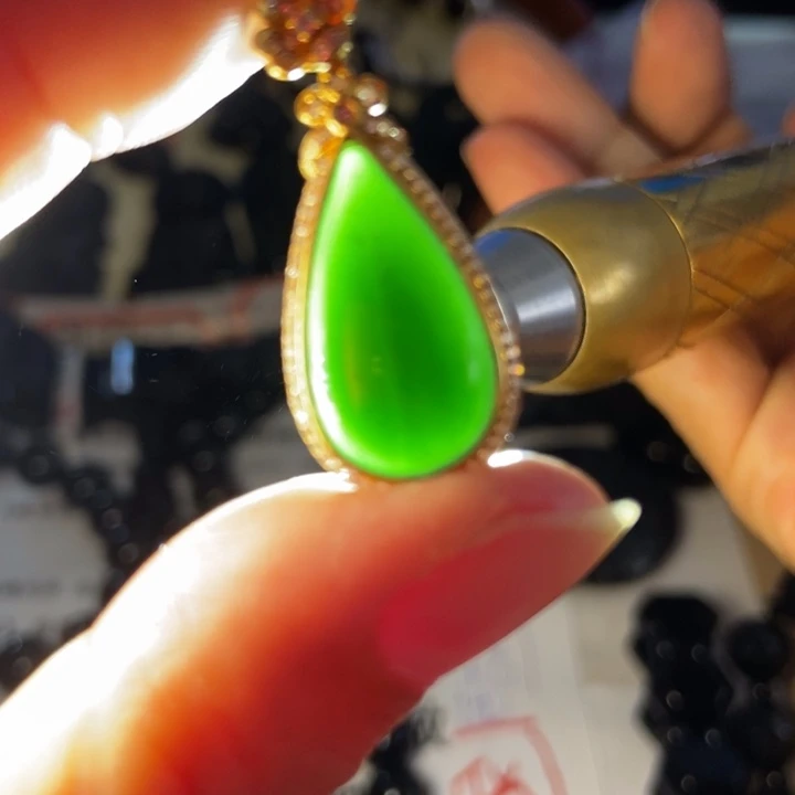 翡翠18K金镶嵌颈饰墨翠水滴